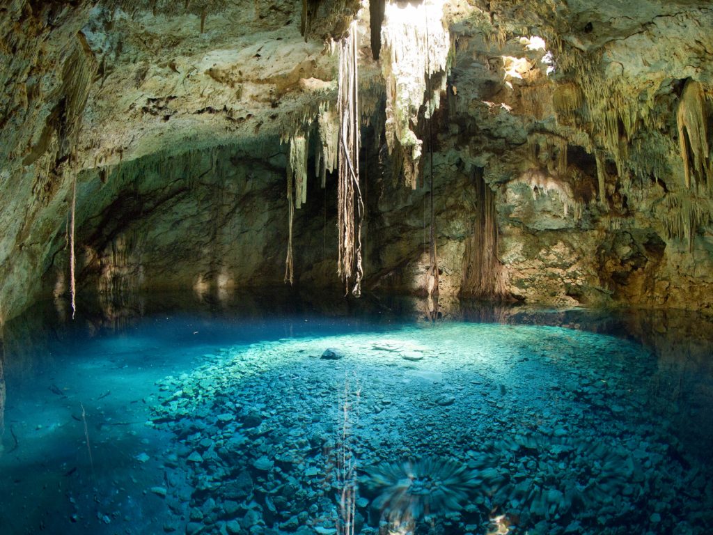 Promenade dans la grotte avec les pieds dans l'eau