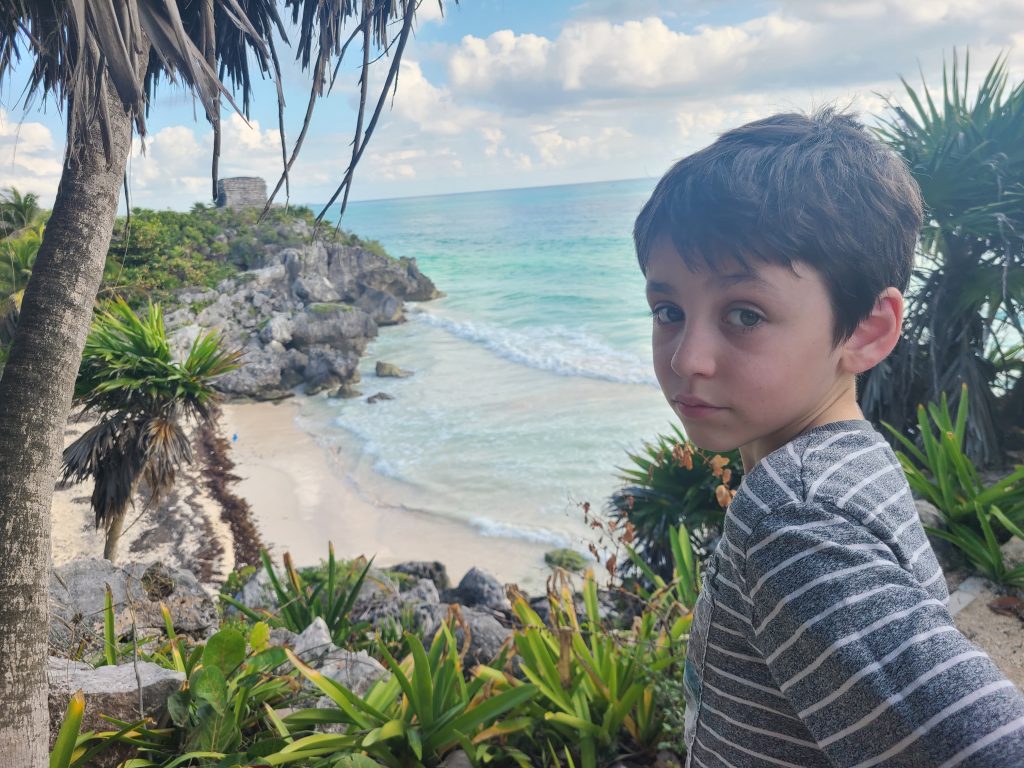 Les ruines sont au bord de la mer