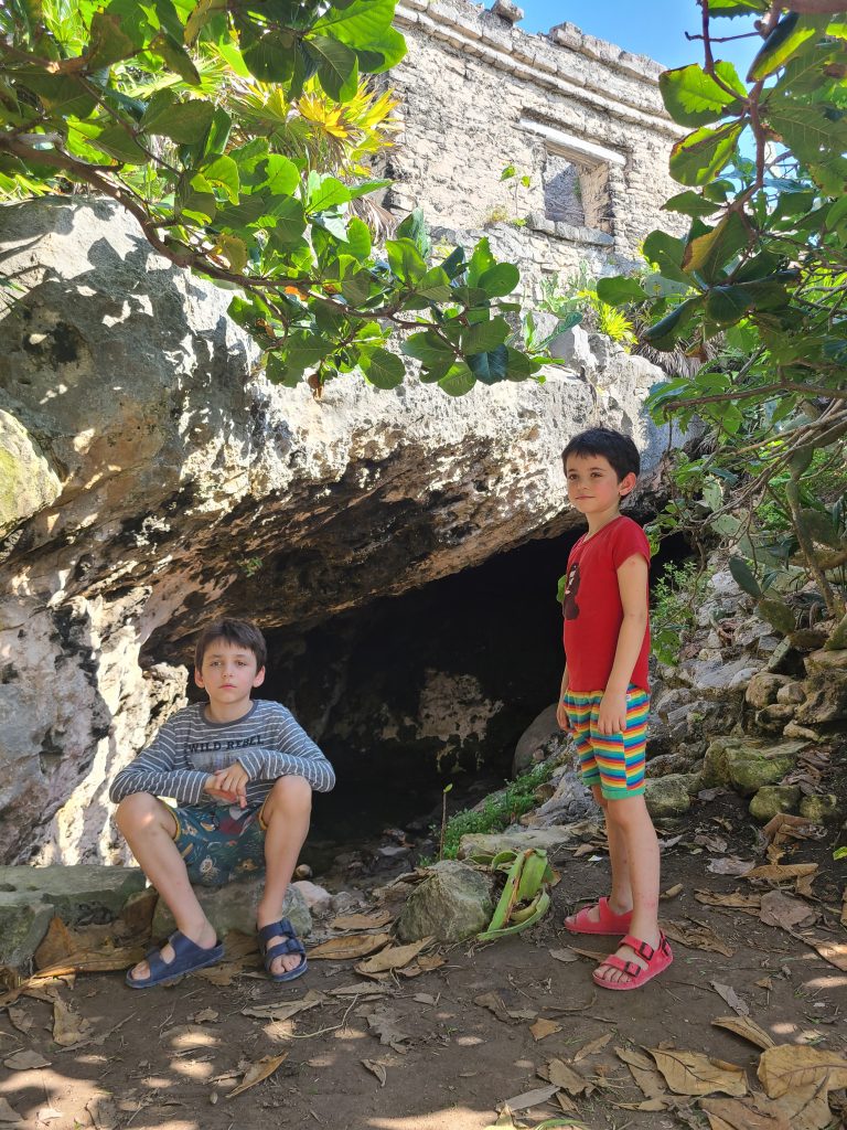 Mini-grotte dans les ruines