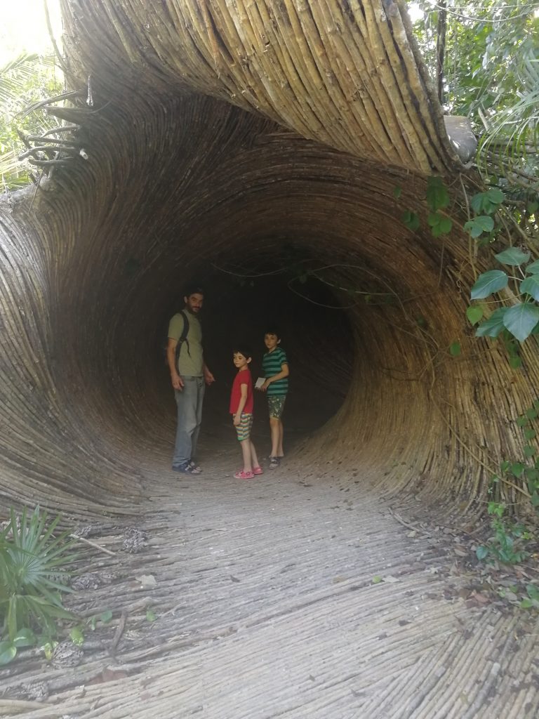 Le tunnel-tornade  à l'entrée du musée