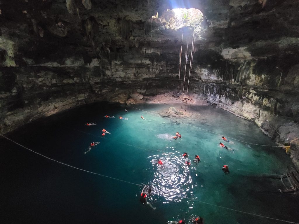 Soupe de nageurs dans la grotte