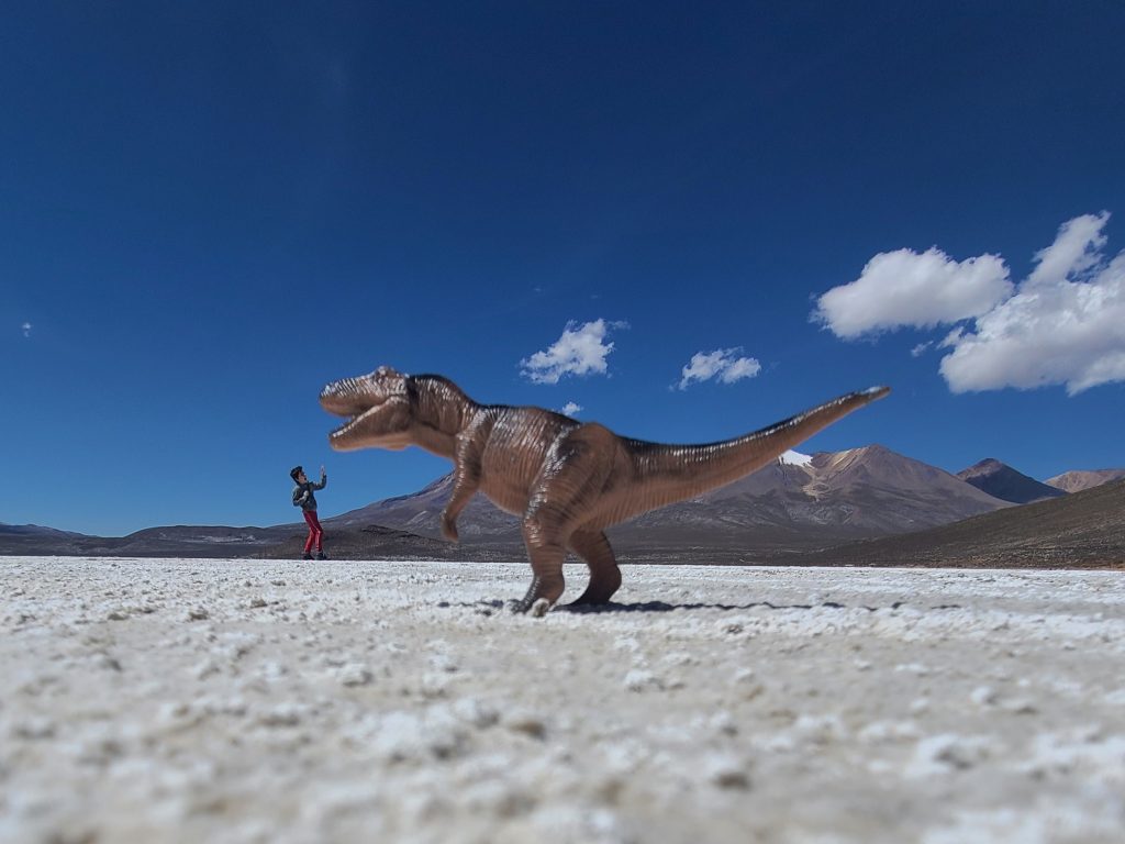 Gros dinosaure va manger Jolicoeur