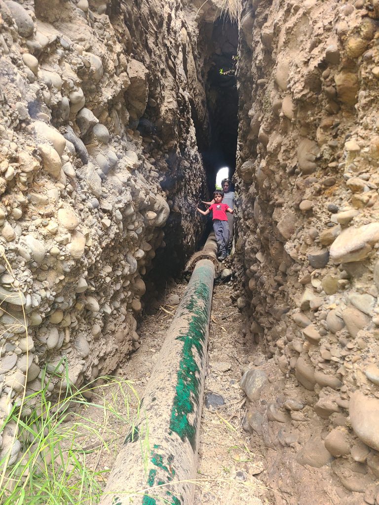 Il pleuvait, on s'est caché dans une fissure