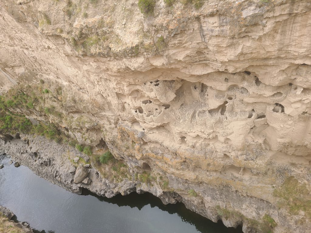 Les tombes de Shininea, en plein milieu de la falaise