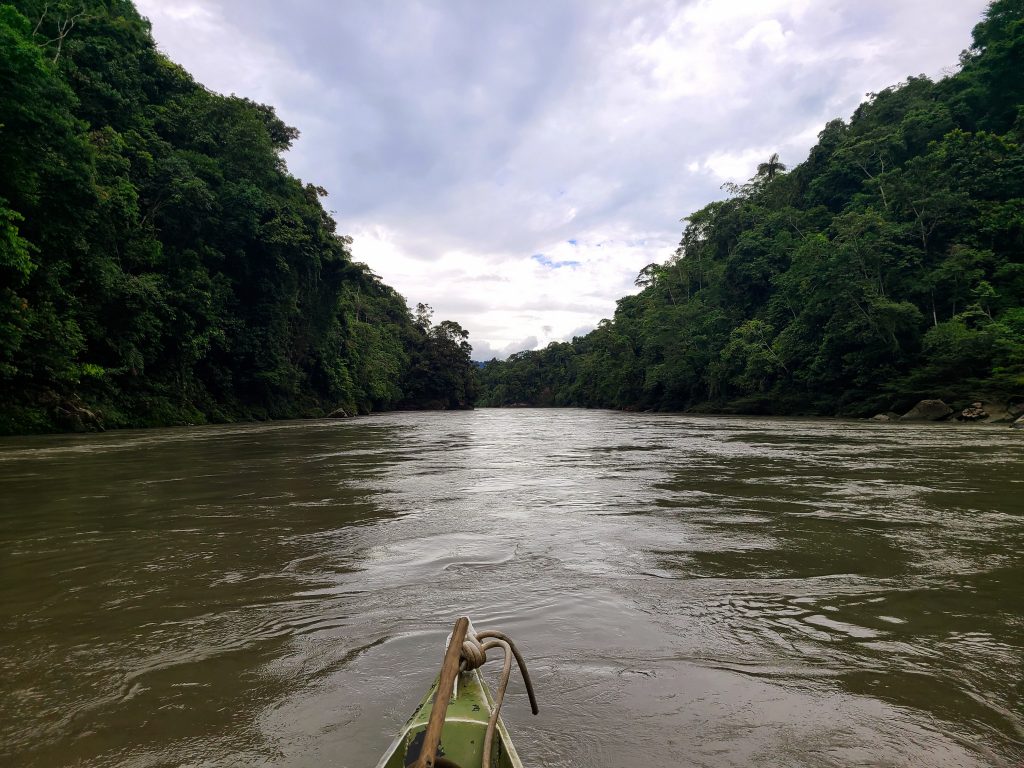 Sur la rivière qui mène à notre lodge