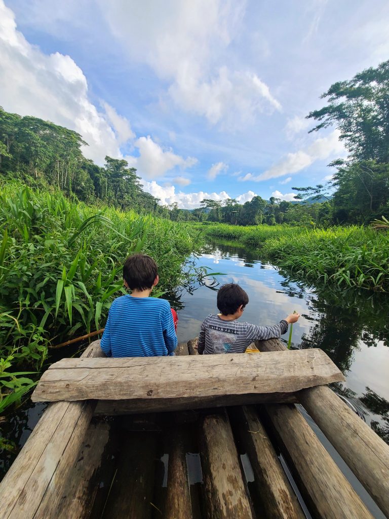 En radeau dans l'Amazonie