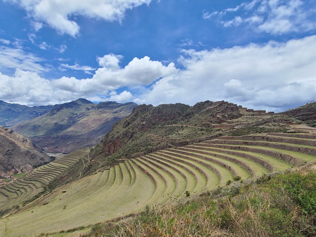 La citadelle inca est au-dessus des terrasses