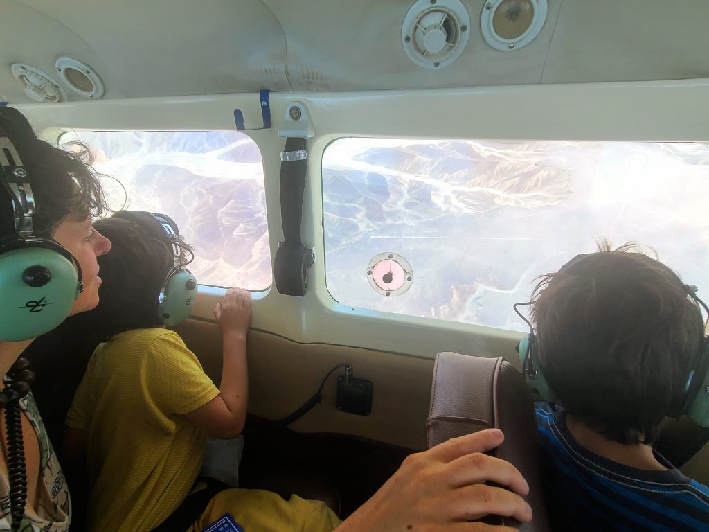 Des touristes collés aux fenêtres