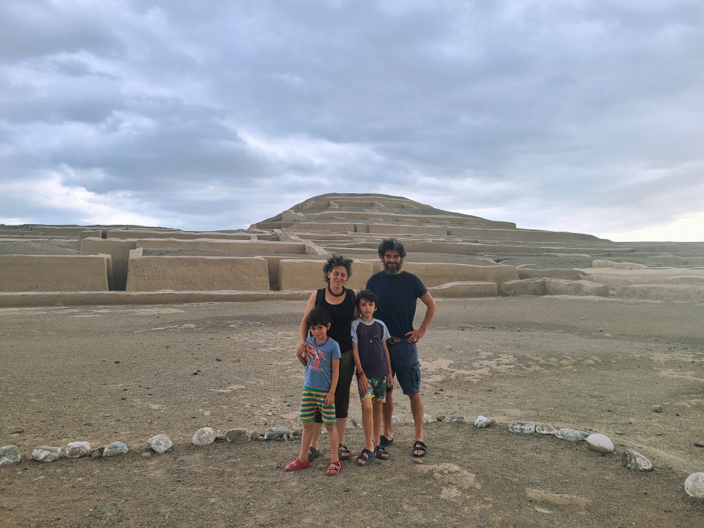 Devant les ruines de Cahuachi