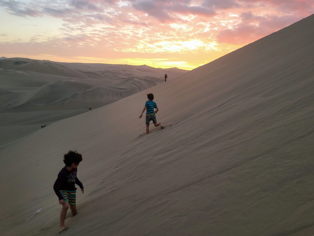 En train de descendre la plus grande dune